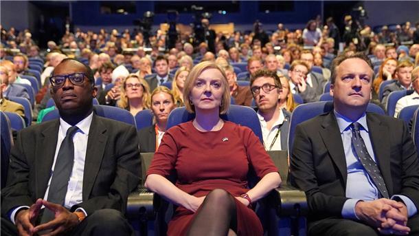 Kwasi Kwarteng (l-r), Finanzminister von Großbritannien, Liz Truss, Premierministerin von Großbritannien, und ihr Ehemann, Hugh O’Leary, nehmen an der Jahreskonferenz der Konservativen Partei im International Convention Center teil.