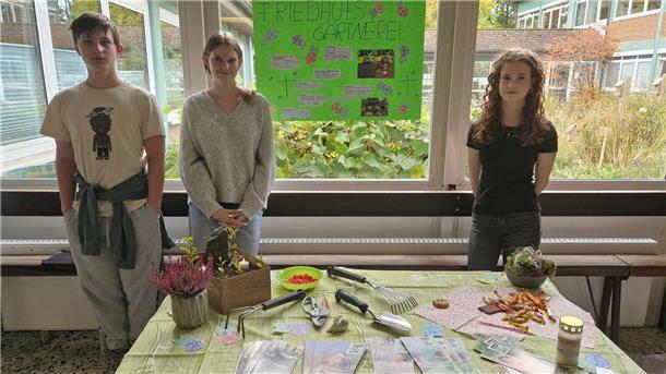 Kyryll Kinsh, Johanna Wegner und Emily Radau von der KGS Sittensen haben im Rahmen der Projektwoche zur Berufsorientierung in den Beruf des Friedhofsgärtners geschnuppert und präsentieren ihre Erkenntnisse und Erfahrungen auf der Messe.