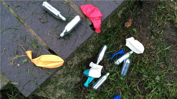 Mehrere Staaten gehen gegen Lachgas vor Lachgas-Kartuschen und Luftballons in einem Park in London. Die britische Regierung will den Konsum von Lachgas eindämmen.