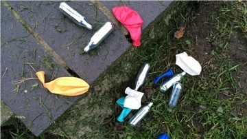 Lachgas-Kartuschen und Luftballons in einem Park in London. Die britische Regierung will den Konsum von Lachgas eindämmen.