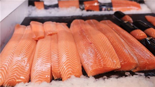 Deutsche essen weniger Fisch Lachs war auch 2024 der beliebteste Fisch der Deutschen. (Archivbild)