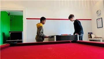 Lado und Ben am Tischkicker. Die Schüler kommen gern und regelmäßig in den Jugendtreff. Doch der Betrieb soll reduziert werden.