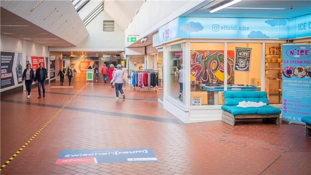 Pop-up-Meile: Ist die niedrige Miete noch fair gegenüber anderen Kaufleuten? Läden in der ehemaligen Karstadt-Passage erhalten Verlängerung durch Seestadtimmobilien bis Sommer 2023. I