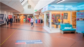 Pop-up-Meile: Ist die niedrige Miete noch fair gegenüber anderen Kaufleuten? Läden in der ehemaligen Karstadt-Passage erhalten Verlängerung durch Seestadtimmobilien bis Sommer 2023. I