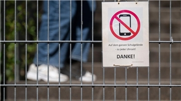 Längst gibt es Schulen mit Handyverbot. Allerdings ist die Situation in den einzelnen Bundesländern unterschiedlich. (Symbolbild)