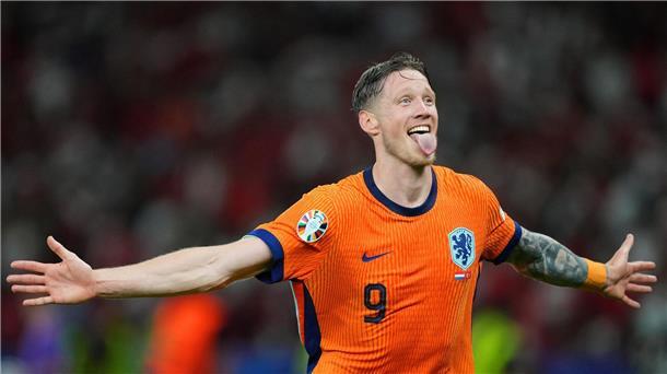 Oranje-„Plage“ Weghorst will Englands Albtraum werden Lässt sich feiern: Wout Weghorst streckt vor Freude die Zunge raus.