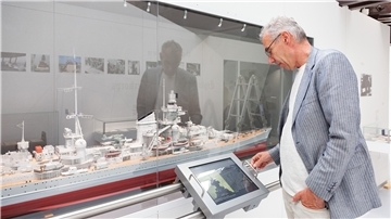 Läuft: Ausstellungsgestalter Peter Gössel testet eine Medienstation, die die Technik und die Geschichte des Kriegsschiffes Prinz Eugen beleuchtet.