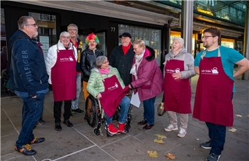 Mitglieder der evangelisch-methodistischen Gemeinde Bremerhaven eröffnen im Dezember in einem leeren Geschäft in der Fußgängerzone ihre "Gute Stube"