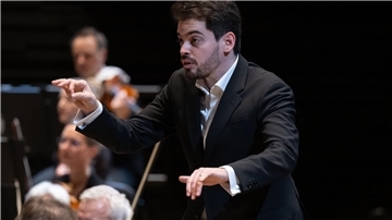 Lahav Shani soll Chefdirigent der Münchner Philharmoniker werden (Archivbild).