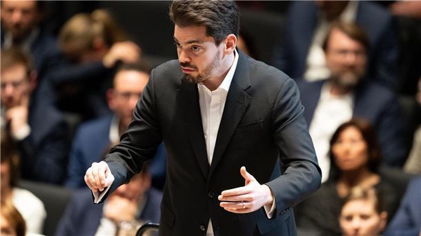 Zeichen der Solidarität: Lahav Shani dirigiert in Berlin Lahav Shani wurde in Belgien ausgeladen. (Archivbild)