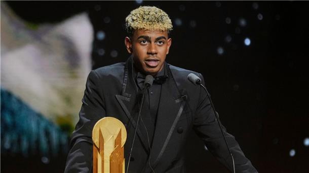 Barças Sondertrikot von Yamal - aber mit stolzem Preis Lamine Yamal bei der Gala zur Verleihung des Ballon d’Or.