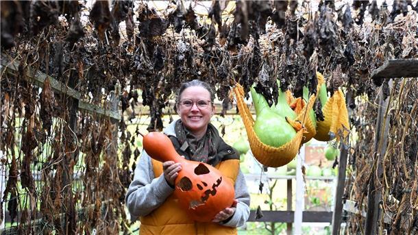 Lampenkünstlerin Virginia Lauterbach zeigt eine fertige Halloween-Lampe - unfertige Exemplare müssen noch trocknen.