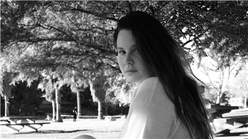Lana Del Rey nimmt ihre Fans mt auf eine fast 80-minütige Song-Reise.
