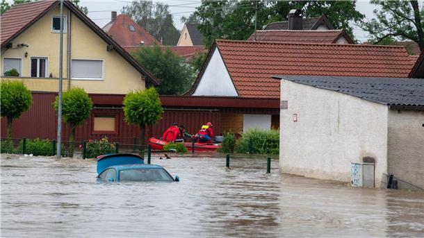Lage zugespitzt: Menschen aus überfluteten Häusern gerettet Land unter in Babenhausen. Die Hochwasserlage spitzt sich zu.