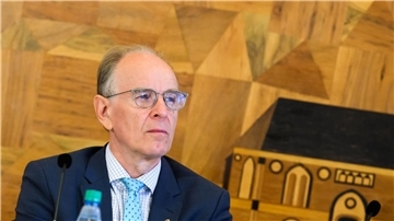 Meister räumt Fehler bei Aufarbeitung sexueller Gewalt ein Landesbischof Meister bekennt sich zu falscher Zurückhaltung gegenüber Opfern von Missbrauch.
