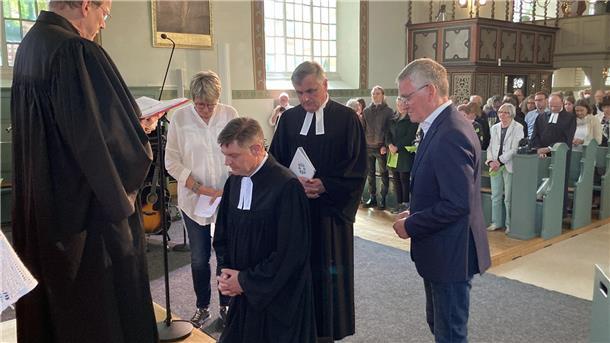Pastor Carsten Stock: Mit „Super-Kraft“ ins neue Amt gehoben Landessuperintendent Hans-Christian Brandy, Pastor Carsten Stock, Urike Bosselmann, Thomas Schuster (Pattensen), Pastor Manfred Thoden bei der Amtseinführung.