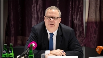 Landeswahlleiter Sebastian Berger bei der Sitzung des Landeswahlausschusses.