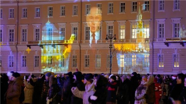 Trauben, Tiere und Trinkspiele: Silvesterbräuche weltweit Landesweit verfolgen Menschen an Silvester die Neujahrsrede des russischen Präsidenten (Archivbild).