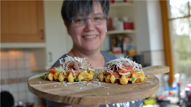 Landfrau Agnes Dahl aus Misselwarden zeigt zum Tag der Waffel eine ganz besondere Kreation: Kartoffel-Speck-Waffeln mit leckerem Topping.