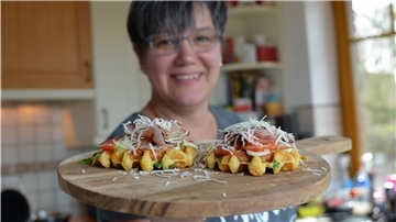 Landfrau Agnes Dahl aus Misselwarden zeigt zum Tag der Waffel eine ganz besondere Kreation: Kartoffel-Speck-Waffeln mit leckerem Topping.