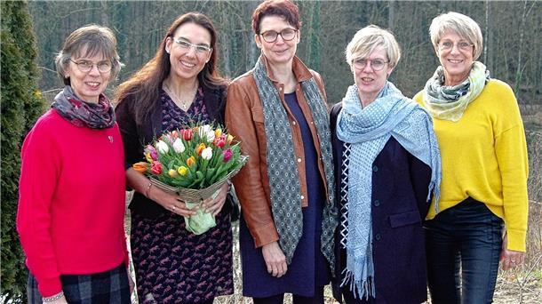 Landfrauenvorsitzende Petra Beneke (Mitte) mit der Referentin Damaris Mel (mit Blumen) und den ausscheidenden Vorstandsmitgliedern Rita Möller, Anja Bellmann und Karin Heinz.