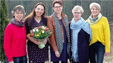 Landfrauenvorsitzende Petra Beneke (Mitte) mit der Referentin Damaris Mel (mit Blumen) und den ausscheidenden Vorstandsmitgliedern Rita Möller, Anja Bellmann und Karin Heinz.