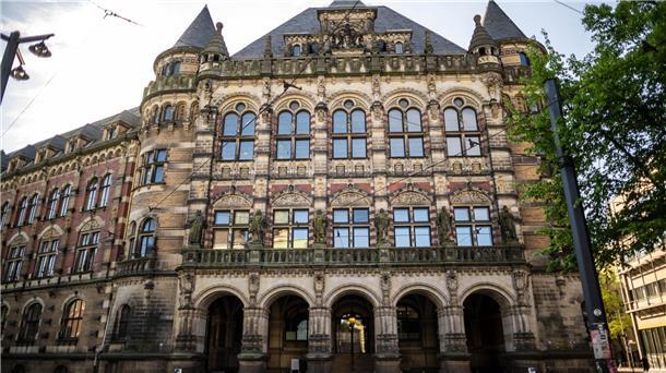 Die Vorderansicht von einem alten Haus.  