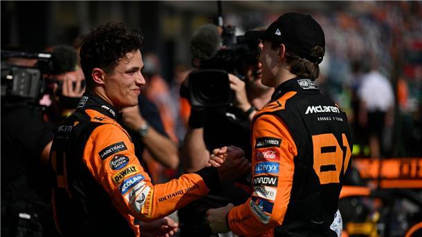 Lando Norris (l) gratuliert seinem Teamkollegen Oscar Piastri zum Sieg.