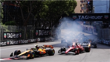 Lando Norris verteidigt in der ersten Kurve die Führung vor Charles Leclerc.
