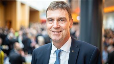 Landrat Kai-Uwe Bielefeld appelliert an die Menschen im Cuxland, sich an die Abstandsregeln zu halten.