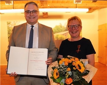 Landrat Marco Prietz hatte die ehrenvolle Aufgabe übernommen, Birgit Martins den Verdienstorden am Bande der Bundesrepublik Deutschland inklusive Ernennungsurkunde und Blumenstrauß zu überreichen. 