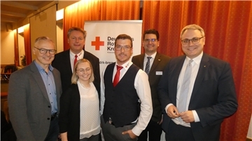 Landrat Marco Prietz (rechts) und Zevens Bürgermeister Jens Petersen (links) sowie DRK-Kreisverbandspräsident Frank Pingel (hinten, links) mit den wiedergewählten Chris Knoblauch (stellvertretender Präsident, Mitte) und Ingmar Hinners (Schatzmeister, zweiter von rechts) sowie der im Amt bestätigten Alanah Heinrichs (Kreisleitung Jugendrotkreuz).