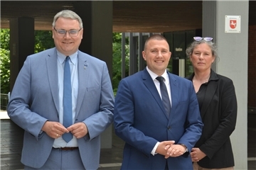 Landrat Marco Prietz und Kreisrätin Imke Colshorn nehmen den neuen Leiter des Jobcenters, Christian Kornek, in die Mitte.
