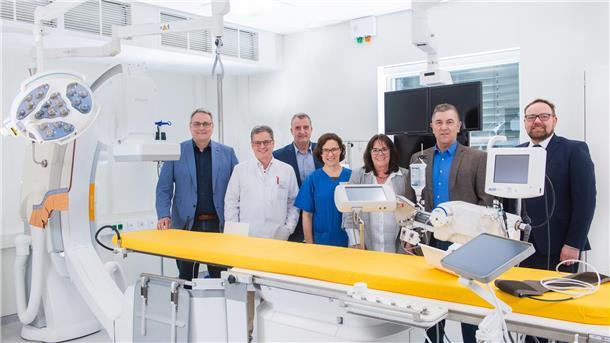 Bremervörder Krankenhaus verfügt erstmals über Linksherzkatheter-Messplatz Landrat Marco Prietz und Verantwortliche der OsteMed am neuen Linksherzkatheter-Messplatz.