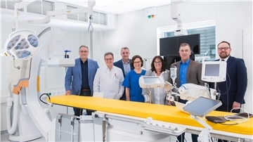 Landrat Marco Prietz und Verantwortliche der OsteMed am neuen Linksherzkatheter-Messplatz. 