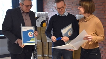 Präsentierende mit den Informationsmappen