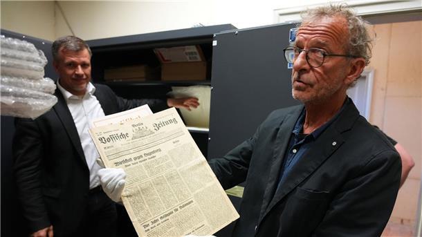 Rettung für Kurt Tucholsky Literaturmuseum in Sicht Landrat Ralf Reinhardt (l) und Leiter Peter Böthig mit der „Vossischen Zeitung“ vom 20.10.1929 mit einem Artikel von Kurt Tucholsky.