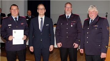 Landrat Stephan Siefken (2. Von links) beförderte Ralf Hoyer (links) vom 1. Hauptbrandmeister in den Dienstgrad des Kreisbrandmeisters. Mit ihm freuen sich Vorgänger Heiko Basshusen (rechts) und der 2. Stellvertretende Kreisbrandmeister Thomas Hülsebusch.