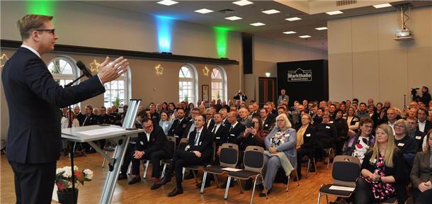 Neujahrsempfang des Landkreises: Es geht voran in der Wesermarsch Mann spricht vor Zuhörern in einem Saal.