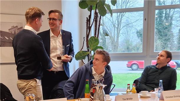 Landrat Stephan Siefken (r.) gratulierte 2024 allen Preisträgern zu ihren Wettbewerbsideen. V.l.n.r.: Christian Eichinger, Tim Brödje und Christoph Geil.