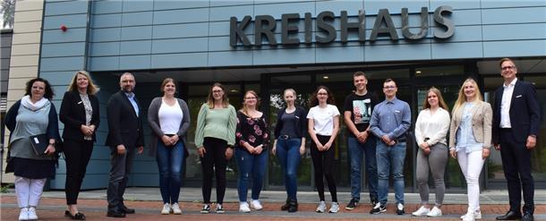Landrat Stephan Siefken und Ausbildungsleiterin Isabel Klein (von rechts) sowieFachdienstleitung Frau Ines Mannagottera und Dezernentin Maren Würger (von links) haben die neuen Auszubildenden und Anwärterinnen und Anwärter beim Landkreis Wesermarsch begrüßt.