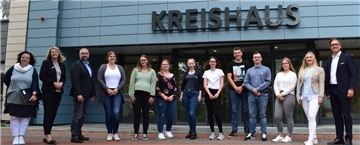 Landrat Stephan Siefken und Ausbildungsleiterin Isabel Klein (von rechts) sowieFachdienstleitung Frau Ines Mannagottera und Dezernentin Maren Würger (von links) haben die neuen Auszubildenden und Anwärterinnen und Anwärter beim Landkreis Wesermarsch begrüßt.