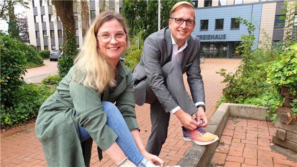 Landrat Stephan Siefken und Gesundheitskoordinatorin Marie-Theres Schneider wollen die Bürgerinnen und Bürger zur Teilnahme an der Aktion „Stadt, Land, zu Fuß“ motivieren.