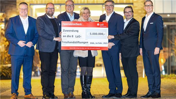 Landrat Tobias Gerdesmeyer, Landrat Johann Wimberg, LzO-Vorstandsvorsitzender Michael Thanheiser, Landrätin Karin Harms, Oberbürgermeister Jürgen Krogmann, Landrat Sven Ambrosy und Landrat Stephan Siefken (von links) mit dem symbolischen Zuwendungsscheck. Auf dem Bild fehlen: Oberbürgermeisterin Petra Gerlach sowie Landrat Dr. Christian Pundt.