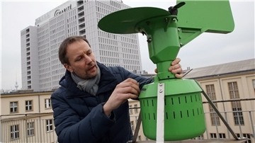 Landschaftsökologe Matthias Werchan kontrolliert auf dem Dach der Hautklinik der Charité in Berlin eine Pollenfalle.