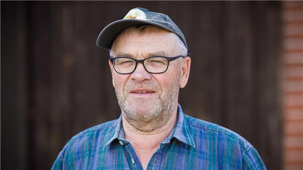 Wahrenholz: Ein Dorf sieht bunt Landwirt Helmut Evers vom Bündnis „Bauern gegen Rechts“ ist einer der Organisatoren der Aktion.