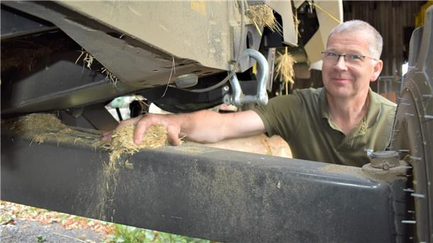 Landwirt Horst Johanns achtet darauf, dass seine Maschinen nach dem Ernteeinsatz bis in den letzten Winkel sauber sind. Das gilt nicht nur für größere Reste von Getreide, sondern auch für feinste Getreidestaubteilchen, die in den Motorraum gelangen und sich dort entzünden könnten.