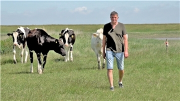 Landwirt Ralf Töllner bewirtschaftet im Langwarder Groden rund 30 Hektar Land. Er hat eine Idee, wie der Groden dabei helfen könnte, den Fedderwardersieler Hafen dauerhaft von Schlick zu befreien.