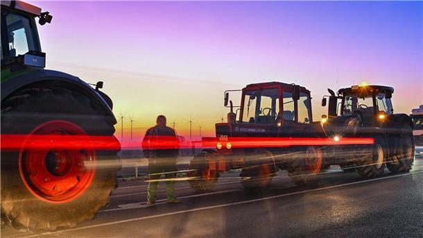 Cem Özdemir spricht mit Bauern in Ellwangen Landwirte blockieren mit ihren Fahrzeugen bei Jacobsdorf (Brandenburg) die Auffahrt auf die Autobahn A12 in Richtung Berlin.