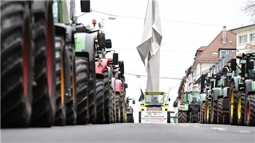 Landwirte demonstrieren mit ihren Traktoren gegen die Agrarpolitik der Bundesregierung. Auch Werner Koslowski ist aktiv. 13 Städte möchte der Landwirt aus Wohnste in zwölf Tagen anfahren.